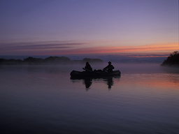 Photos de Guillaume Julian :en cano sur la rivire Kamtchatka au lev du soleil